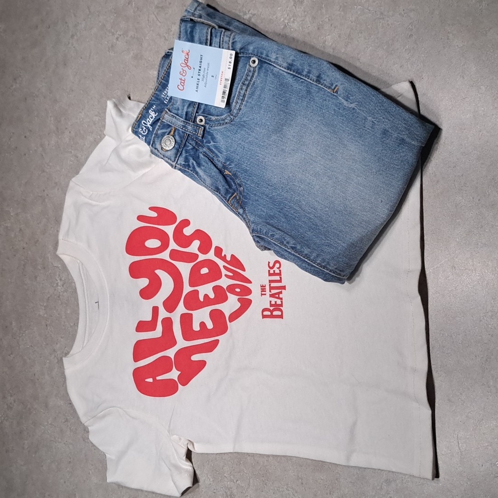 🎊🎊Cat & Jack Girls Light Demin Ankle Straight Jeans & Beatles T-shirt - Size 5